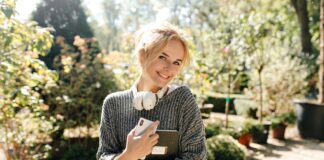 Kobieta ubrana w sweter