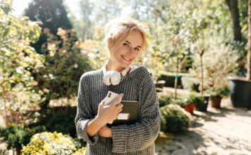 Kobieta ubrana w sweter