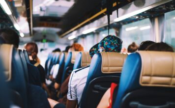 „Autokar na wesele jako scena dla tematycznego powitania gości – nietuzinkowe inspiracje na start weselnej zabawy” „Autokar na wesele jako scena dla tematycznego powitania gości – nietuzinkowe inspiracje na start weselnej zabawy